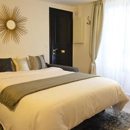 Luxury In The Golden Triangle - Paris